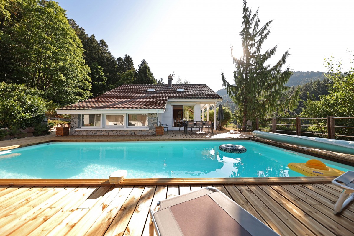 La terrasse et la piscine du chalet qui est ouverte de juin à septembre et chauffée quand le temps le permet