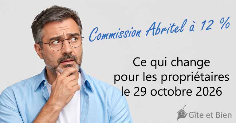 Commission Abritel à 12 % HT au 29 octobre 2026 : un propriétaire relit sur son ordinateur l'email annonçant la fin de l'abonnement, calculatrice et grille de tarifs à côté