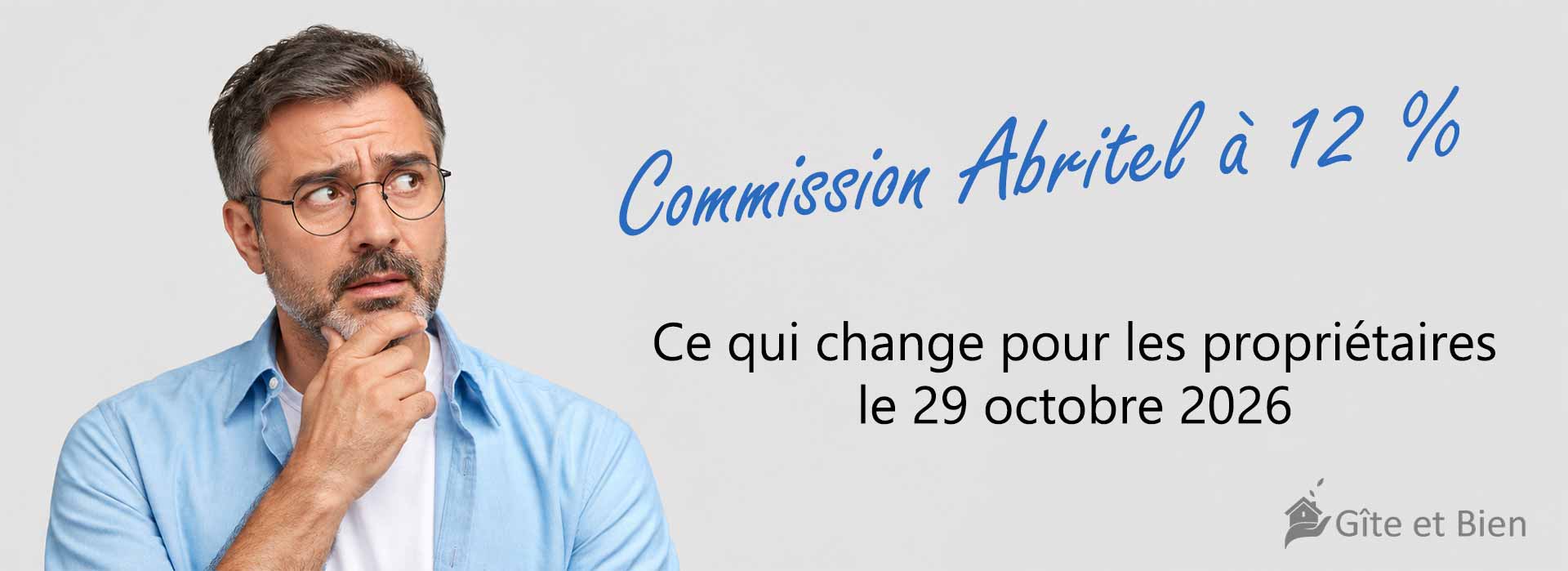 Commission Abritel à 12 % au 29 octobre 2026. Sur la table de la terrasse de son gîte, un propriétaire relit sur son ordinateur l'email annonçant la fin de l'abonnement, une calculatrice et sa grille de tarifs posées à côté, tandis que des pictogrammes dessinés évoquent le changement : pourcentage, calendrier, flèche vers le haut et pièce en euros